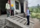 信阳公安新县警民深山搜救两小时 七旬走失老人平安归来