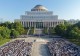 信阳农林学院举行2026年秋季学期第一次升国旗仪式暨“开学第一课”教育活动